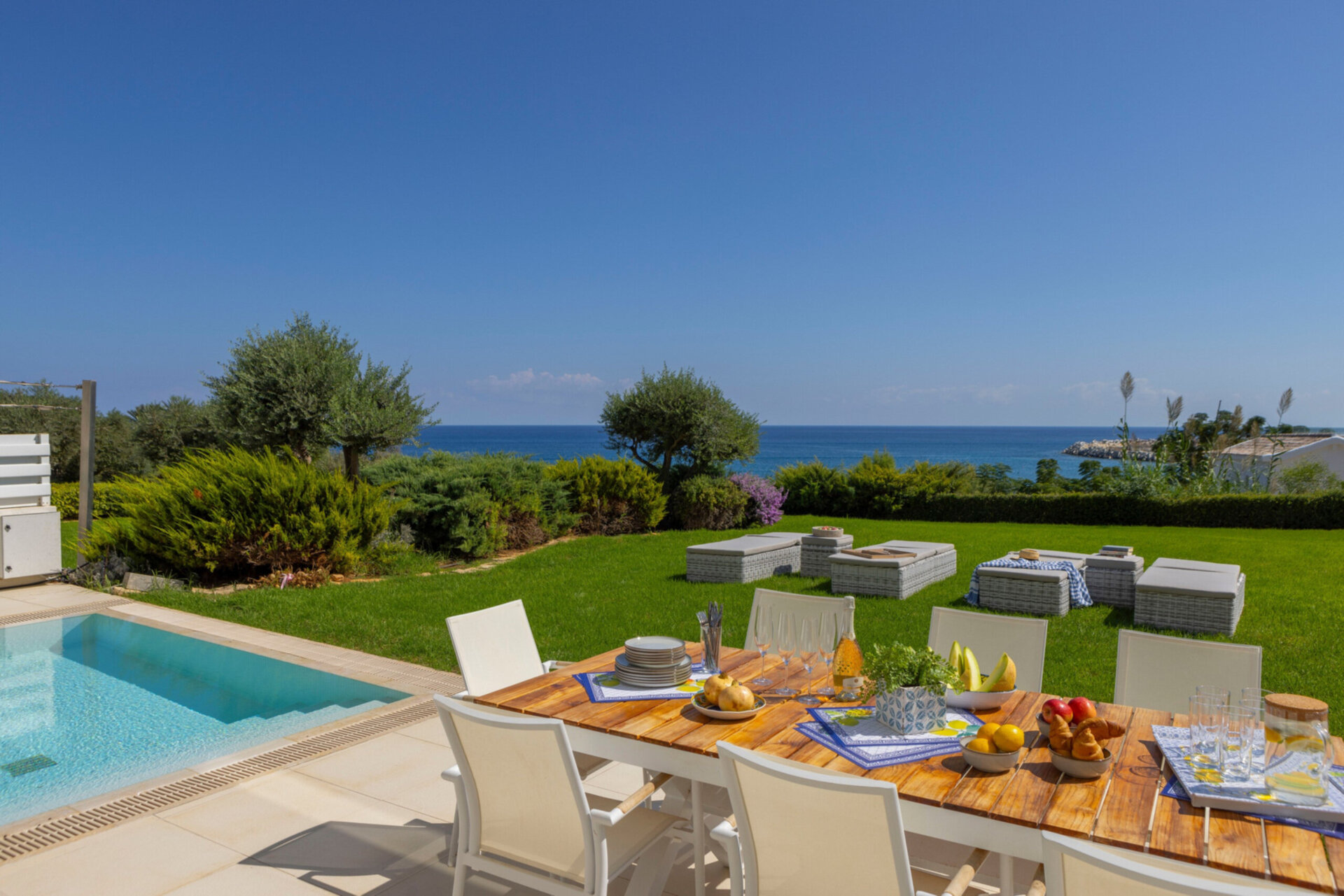 Serene Villa with 5 Bedrooms in Pernera 1543
