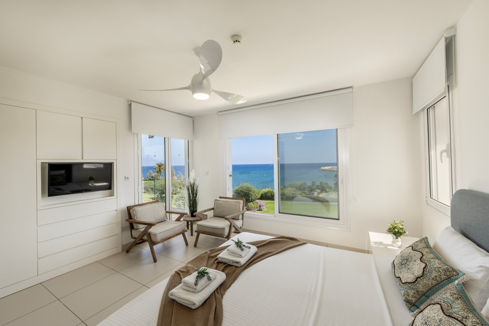 Serene Villa with 5 Bedrooms in Pernera 1543