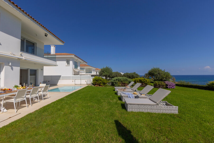 Serene Villa with 5 Bedrooms in Pernera 1543