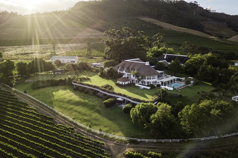 Elegant Shiraz Room with Vineyard & Mountain Views 1037