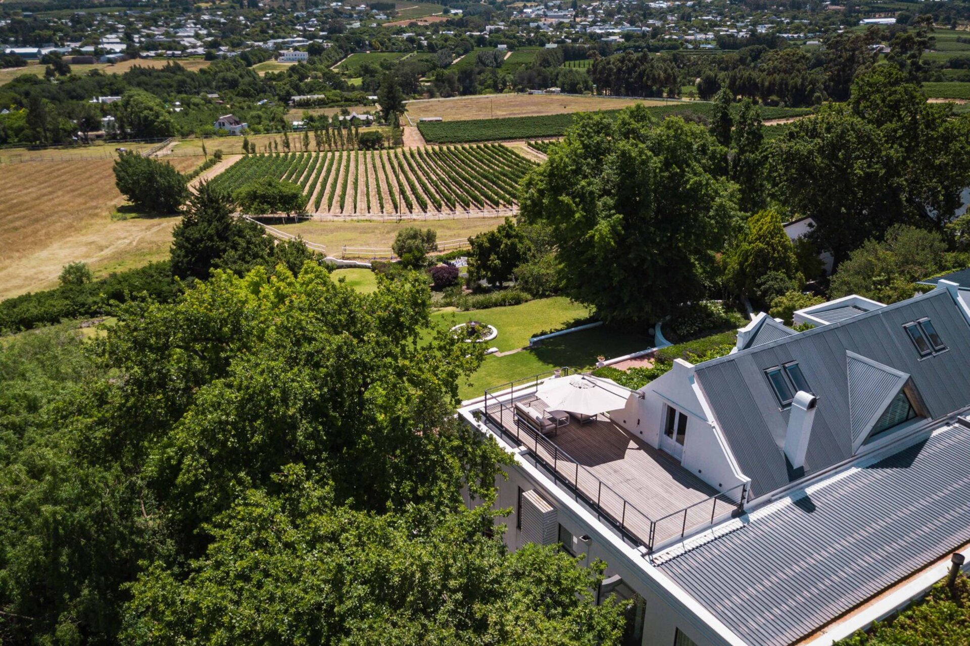 Elegant Shiraz Room with Vineyard & Mountain Views 1037
