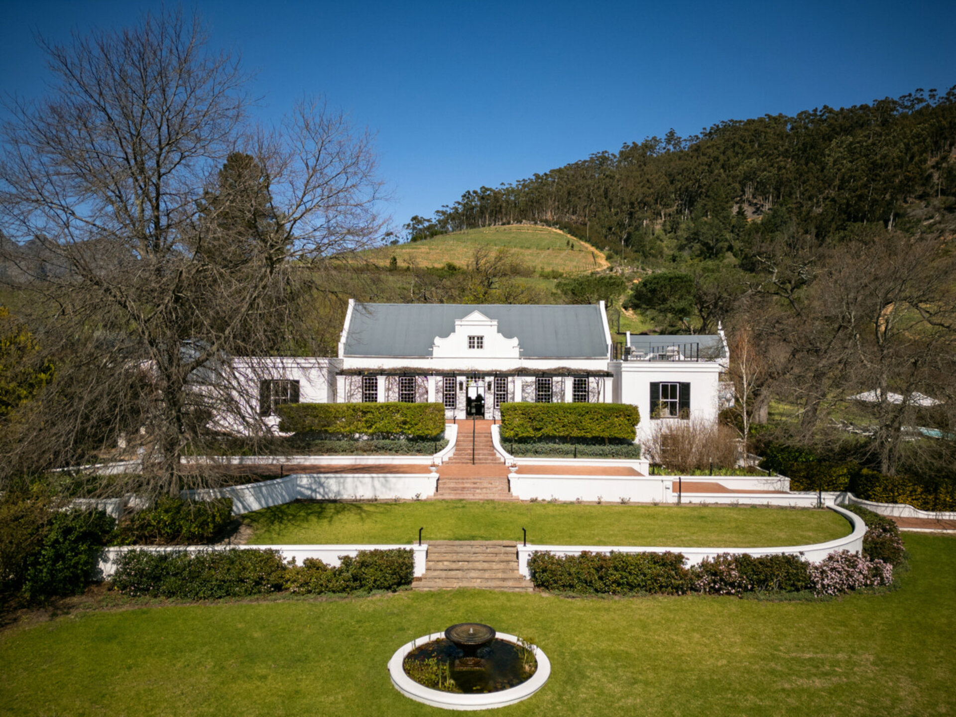 Elegant Shiraz Room with Vineyard & Mountain Views 1037