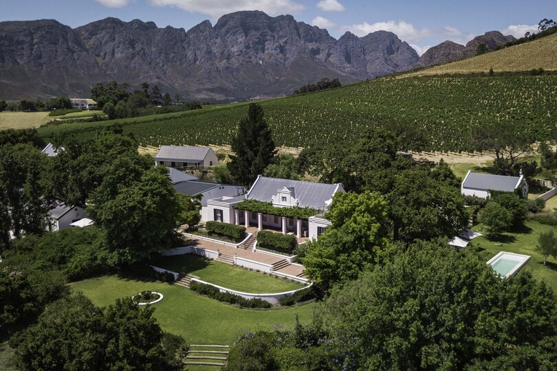 Elegant Shiraz Room with Vineyard & Mountain Views 1037