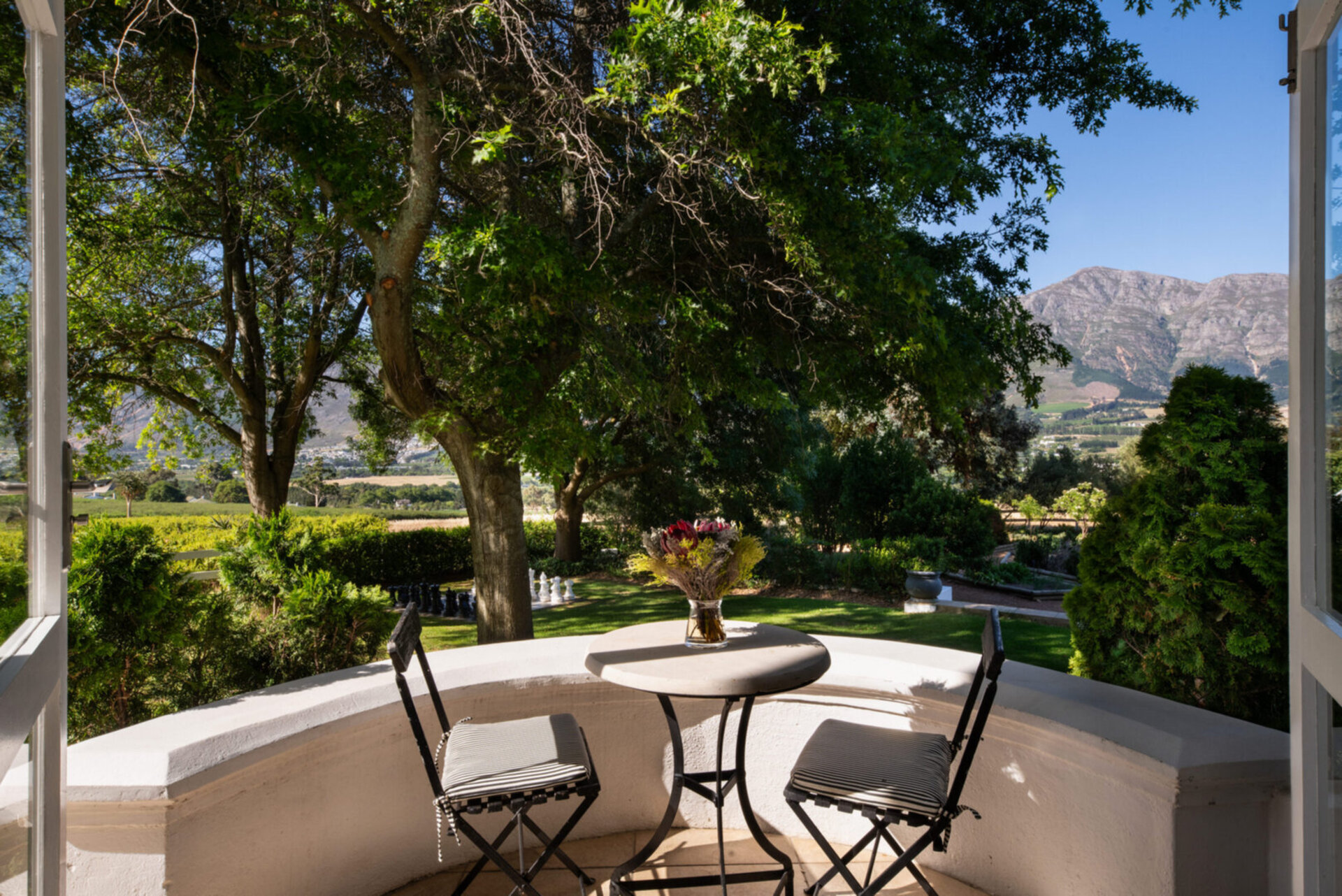 Elegant Shiraz Room with Vineyard & Mountain Views 1037
