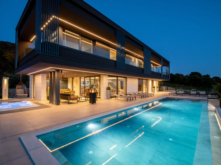Elegant Retreat: 4 Bedroom Villa in Viskovici, 1295, Viskovici, Croatia