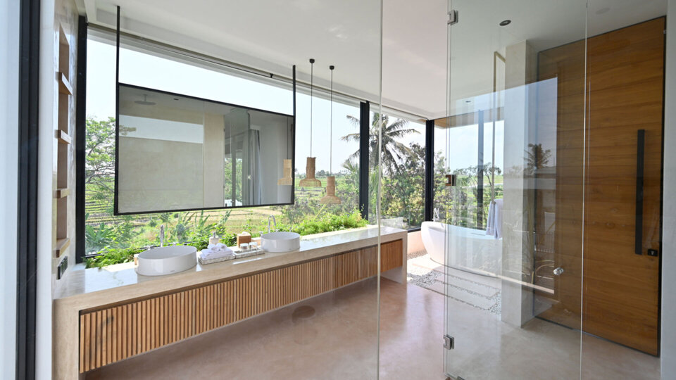 Gorgeous en suite bathroom overlooking the fields
