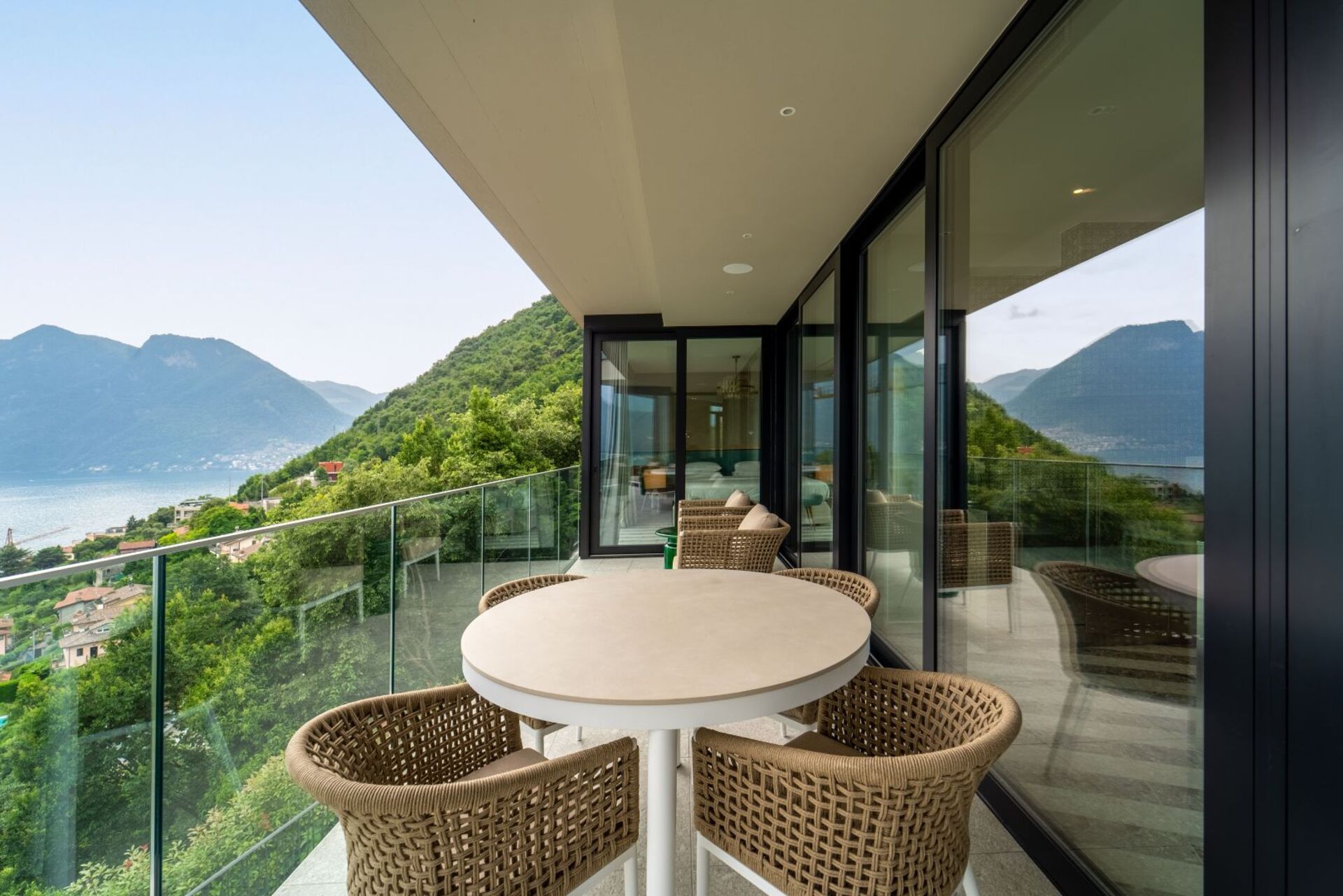 Luxurious 4 Bedroom Villa with Stunning Views in Lombardy