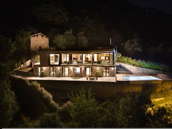 Luxurious 4 Bedroom Villa with Stunning Views in Lombardy