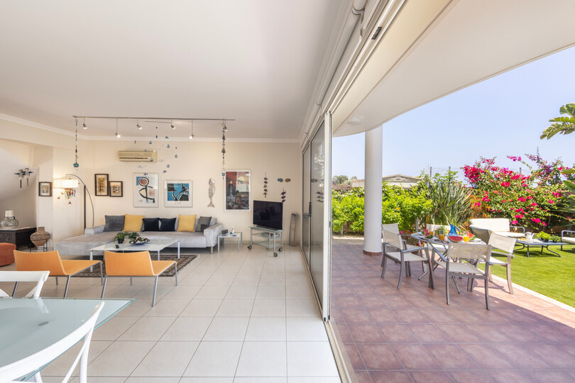 5 Star Villa Larnaca Chelidonia - Luxury Seafront Escape