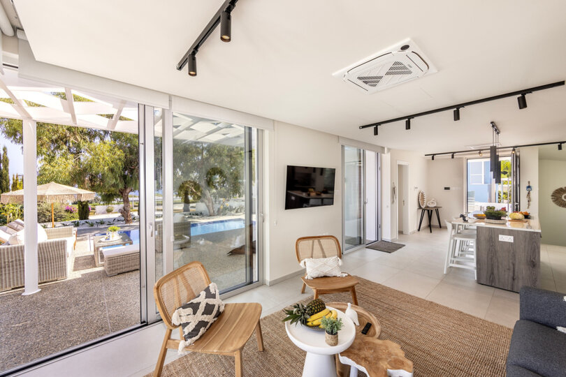 5 Star Villa Leomi Seaside - Coastal View Retreat.