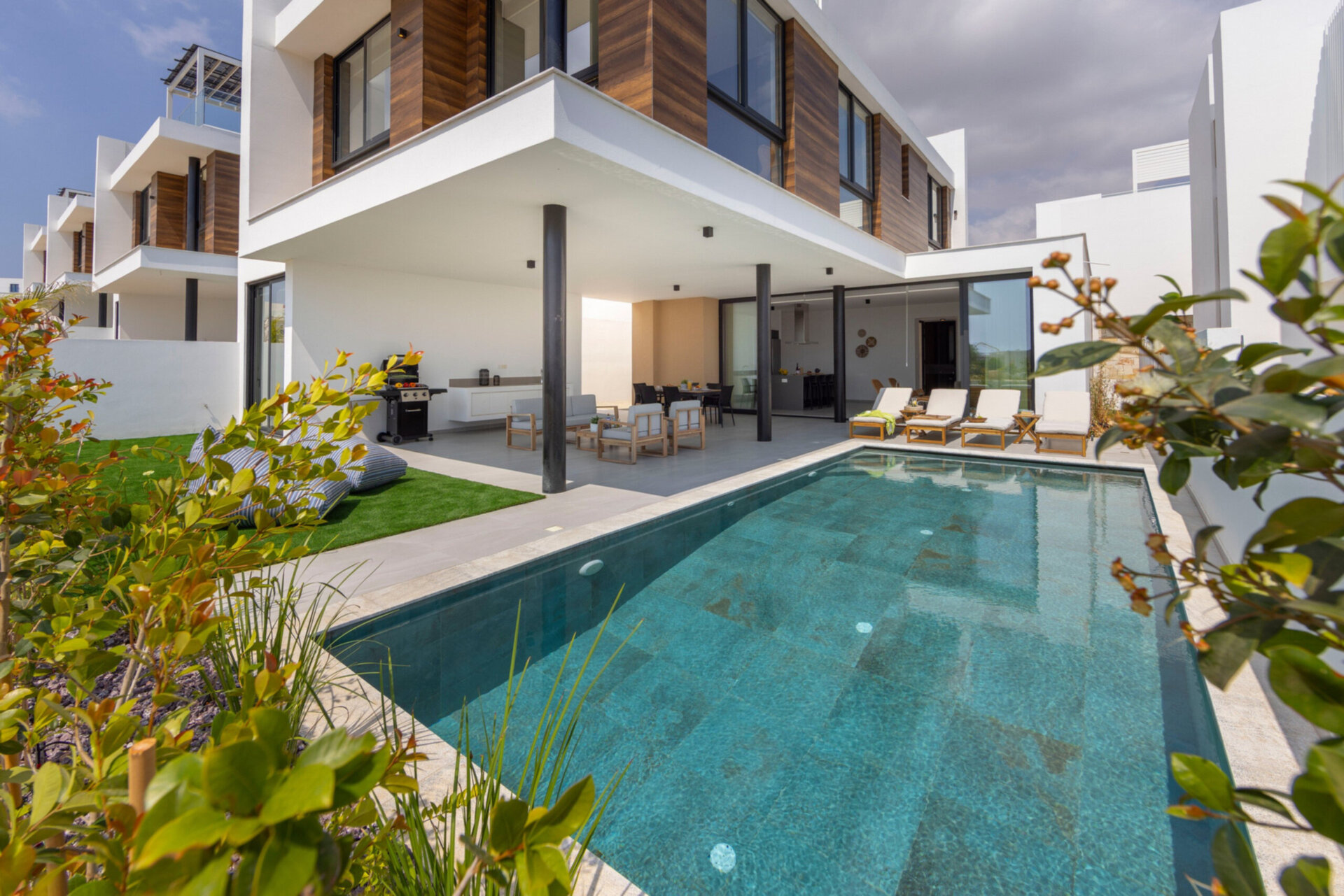 5 Star Villa Aqua Pearl - Contemporary Coastal Escape