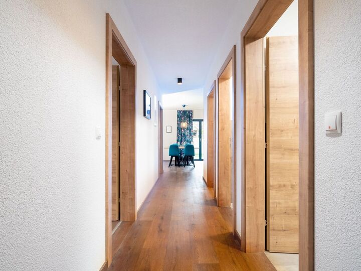 Luxurious 2-Bed Apartment in Landeck, Sleeps 3, 1285