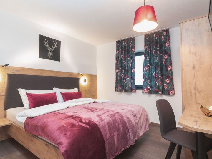 Luxurious 2-Bed Apartment in Landeck, Sleeps 3, 1285