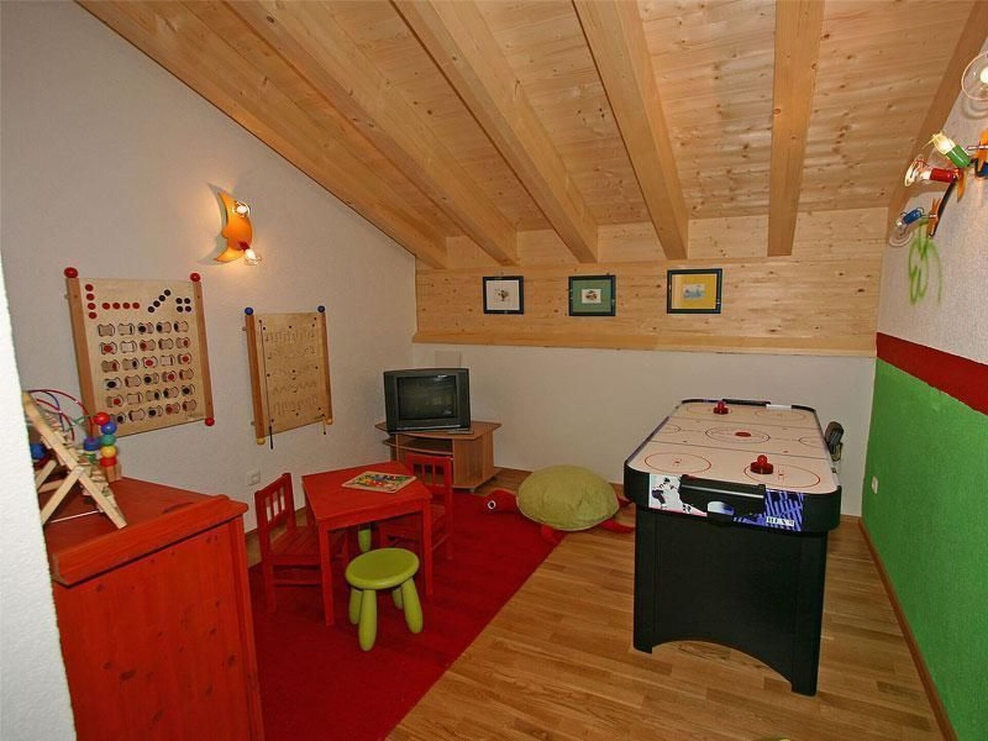 Gorgeous 4-Bed Apartment in Bregenz, Sleeps 8, 1040