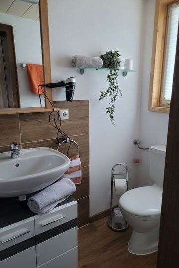 Exclusive 3-Bed Apartment in Reutte, Sleeps 8, 1295