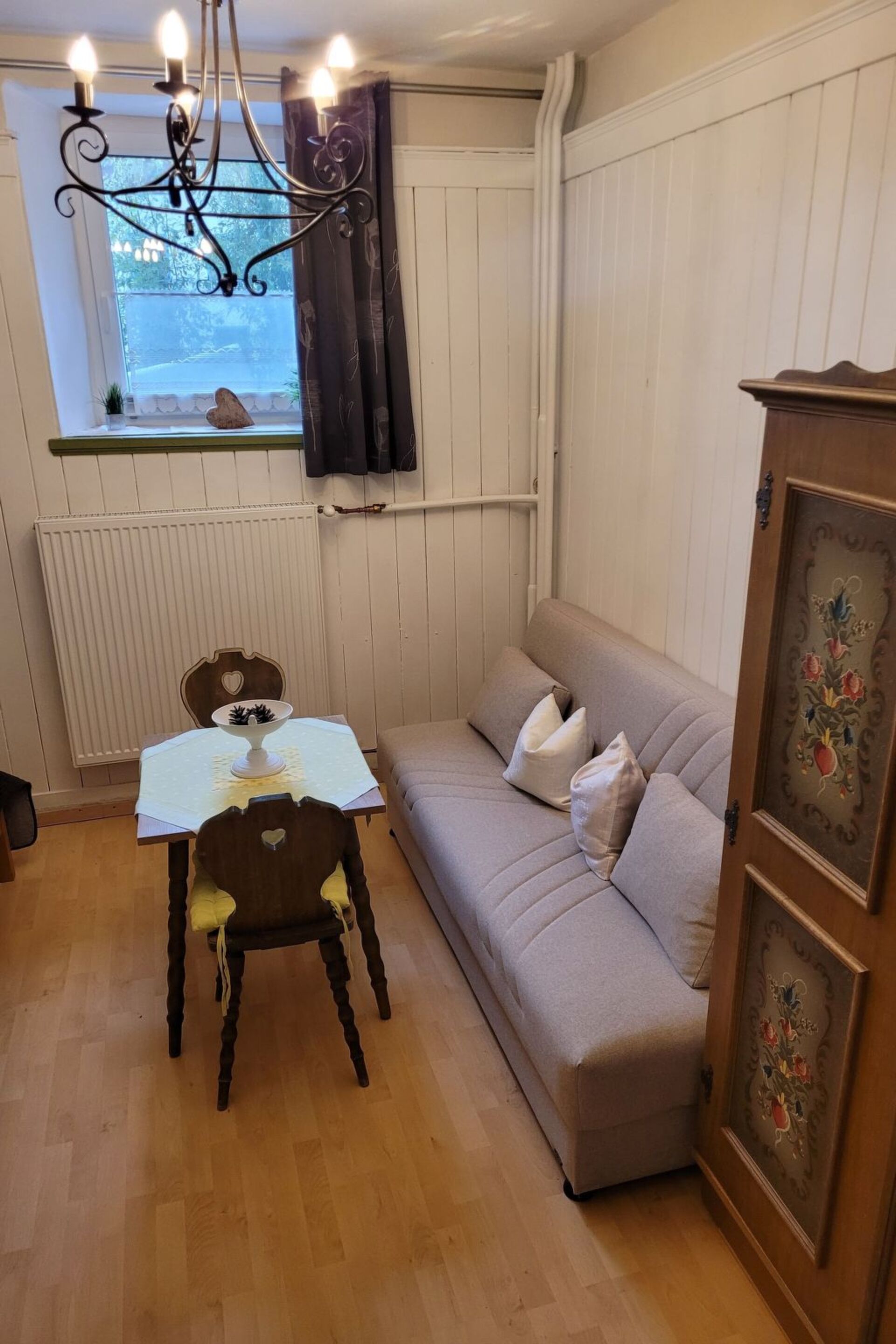 Idyllic 3-Bed Apartment in Reutte, Sleeps 6, 1296