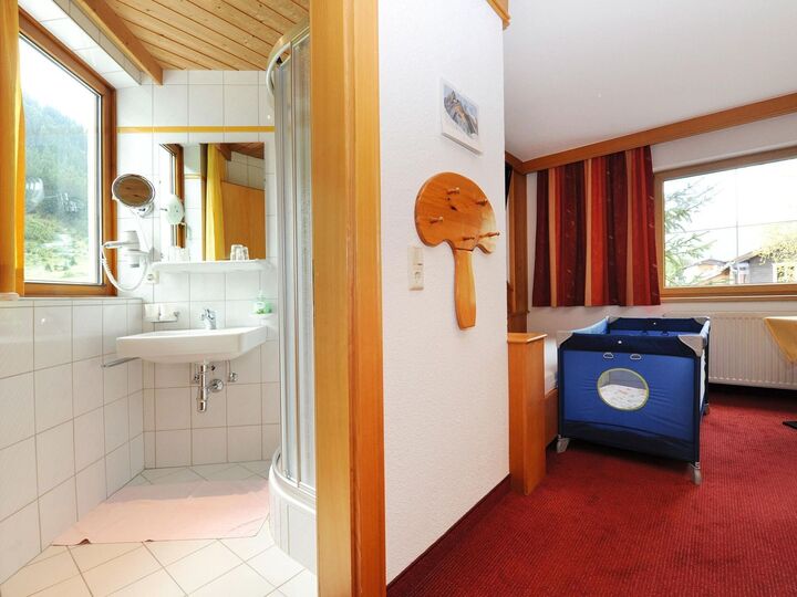 Spacious 2-Bed Apartment in Landeck, Sleeps 5, 1301