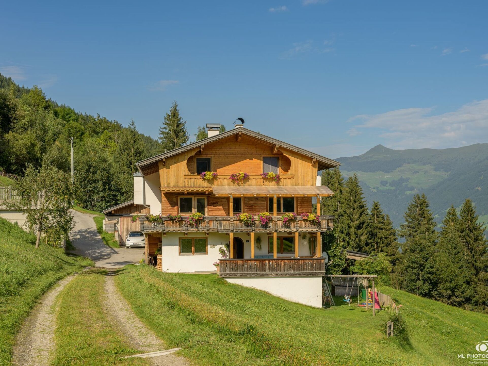 Delightful 4-Bed Apartment in Schwaz, Sleeps 7, 1324