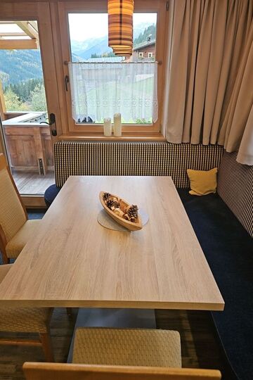 Delightful 4-Bed Apartment in Schwaz, Sleeps 7, 1324