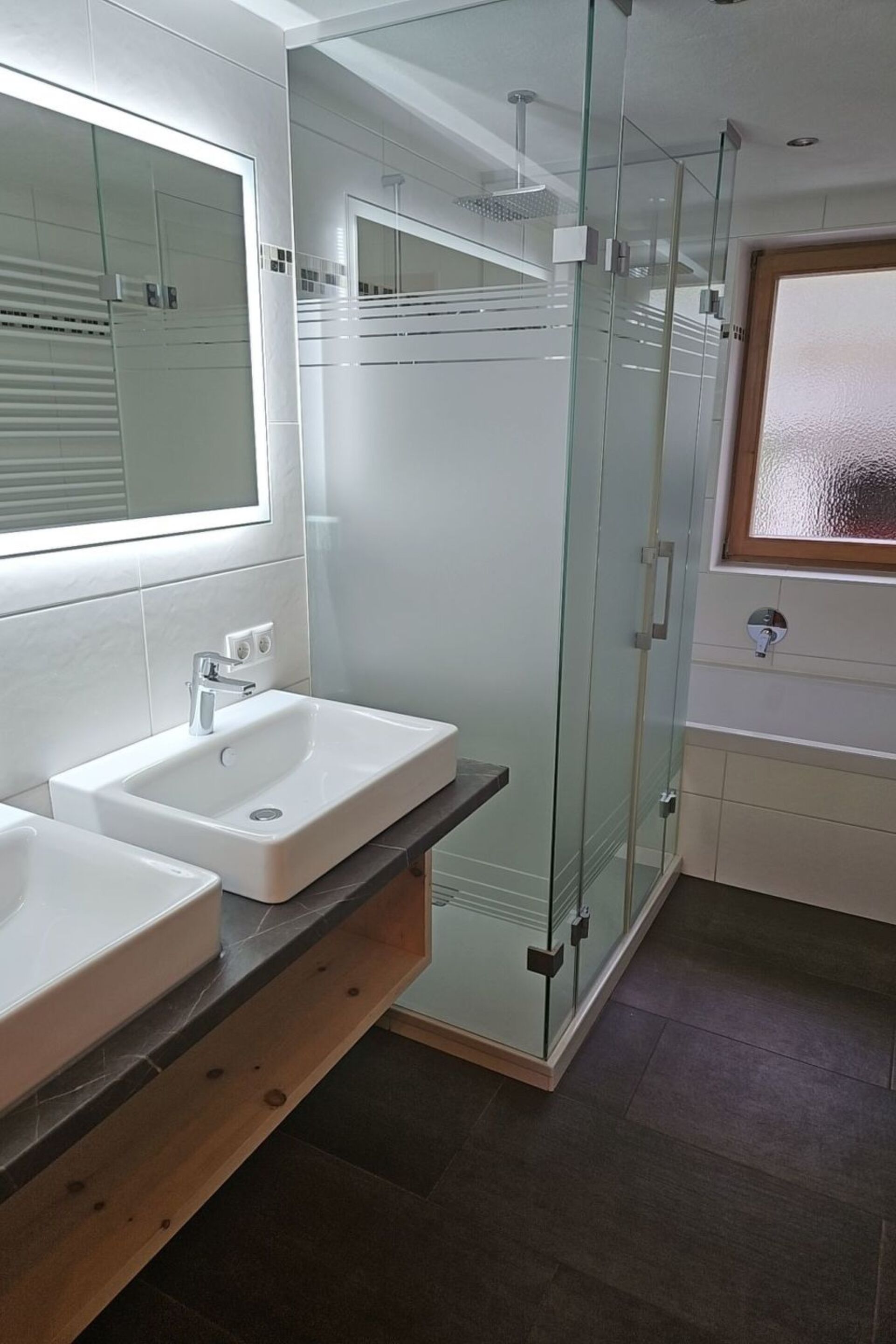 Delightful 4-Bed Apartment in Schwaz, Sleeps 7, 1324