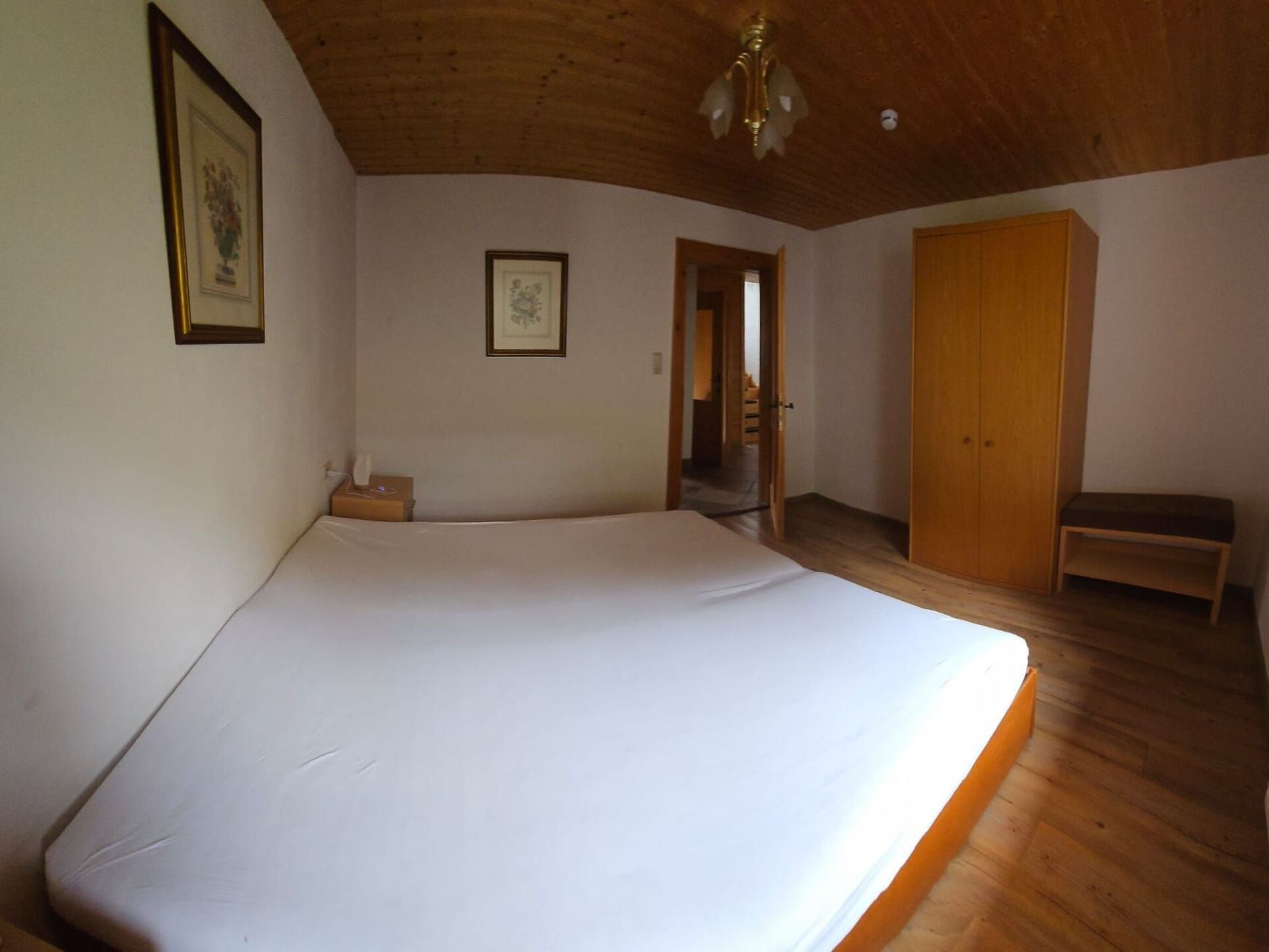 Delightful 4-Bed Apartment in Schwaz, Sleeps 7, 1324