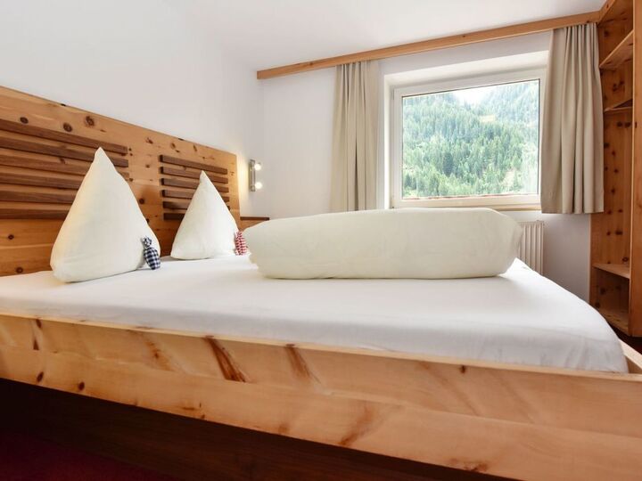 Elegant 1-Bed Apartment in Landeck, Sleeps 3, 1331