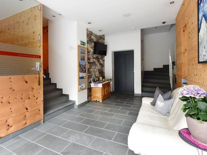 Beautiful 4-Bed Apartment in Landeck, Sleeps 10, 1333