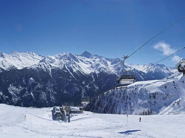 Beautiful 4-Bed Apartment in Landeck, Sleeps 10, 1333