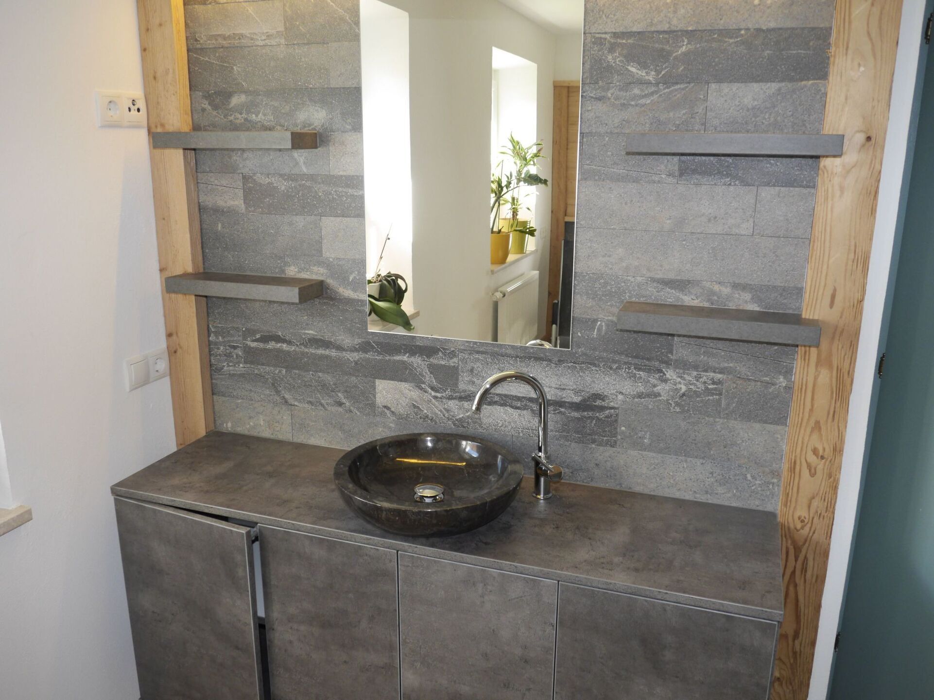 Spacious 1-Bed Apartment in Innsbruck-Land, Sleeps 3, 1340