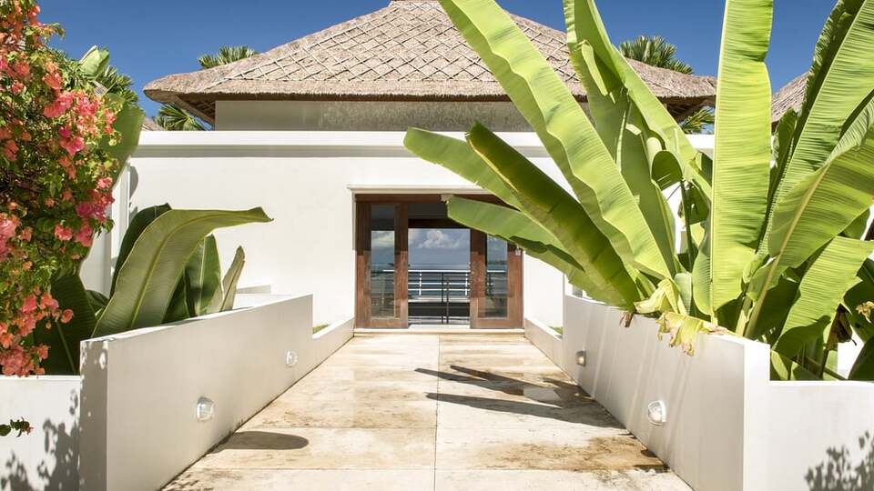 5 Star Villa Lucia – Elegant Oceanfront Living