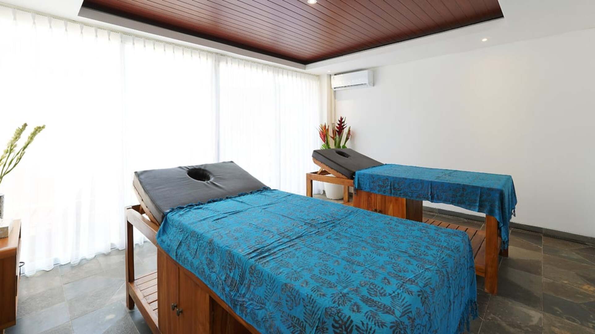 5 Star The Chand’s One – Sunset Beachfront Retreat