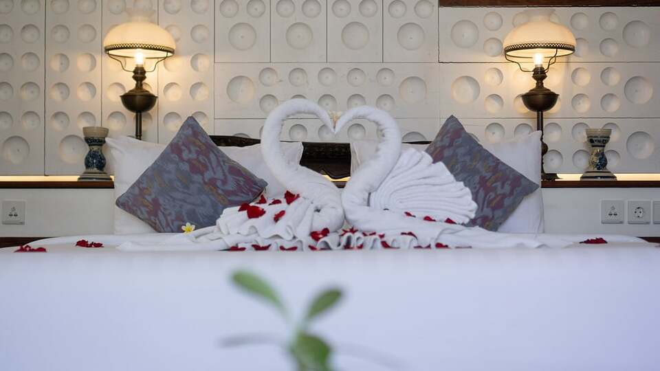 5 Star The Chand’s One – Sunset Beachfront Retreat