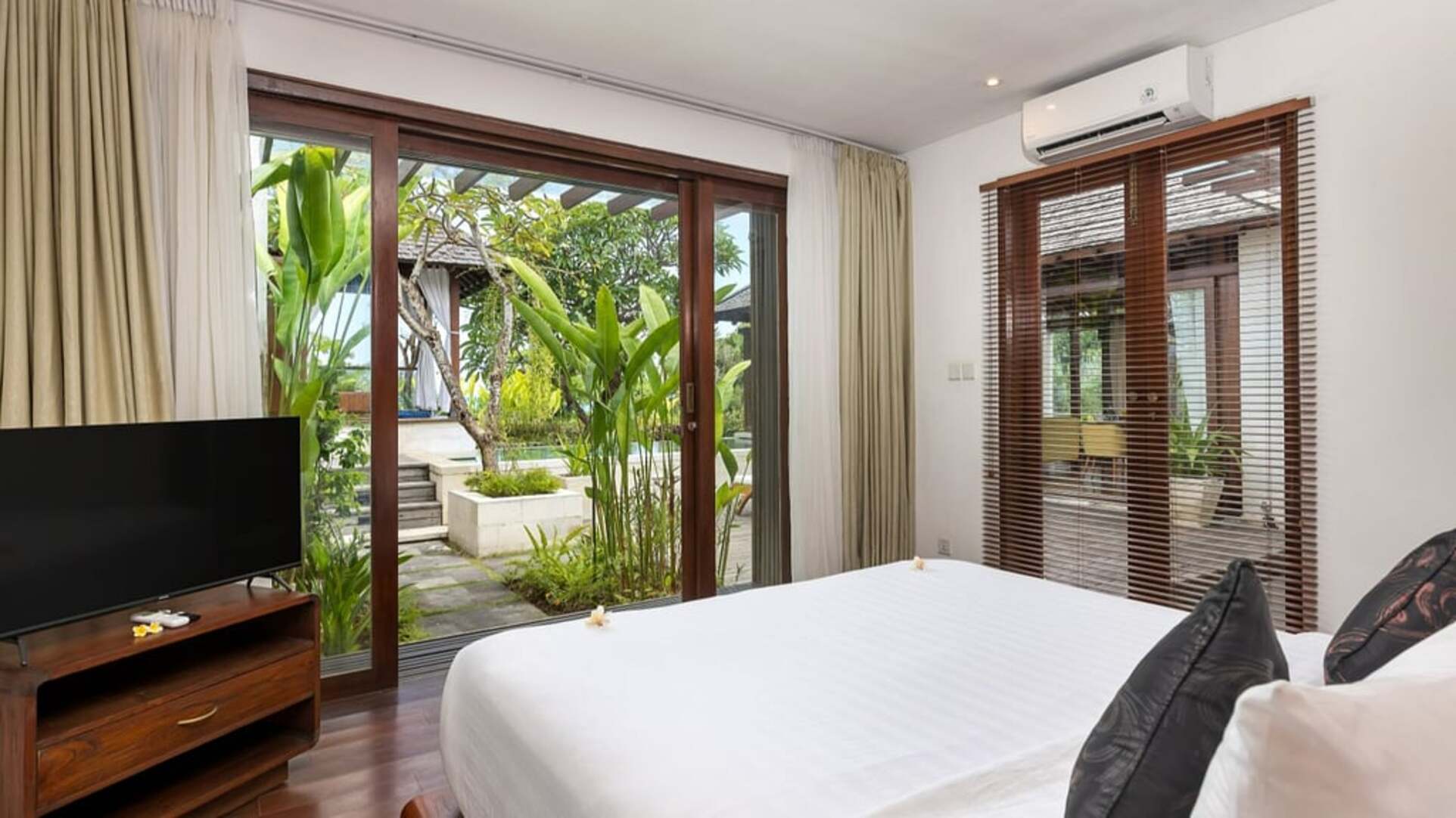 5 Star The Chand’s Two – Beachfront Family Escape