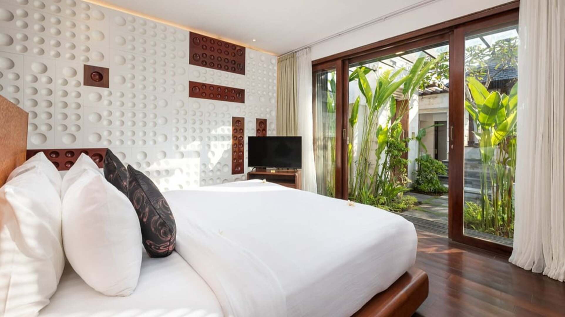 5 Star The Chand’s Two – Beachfront Family Escape