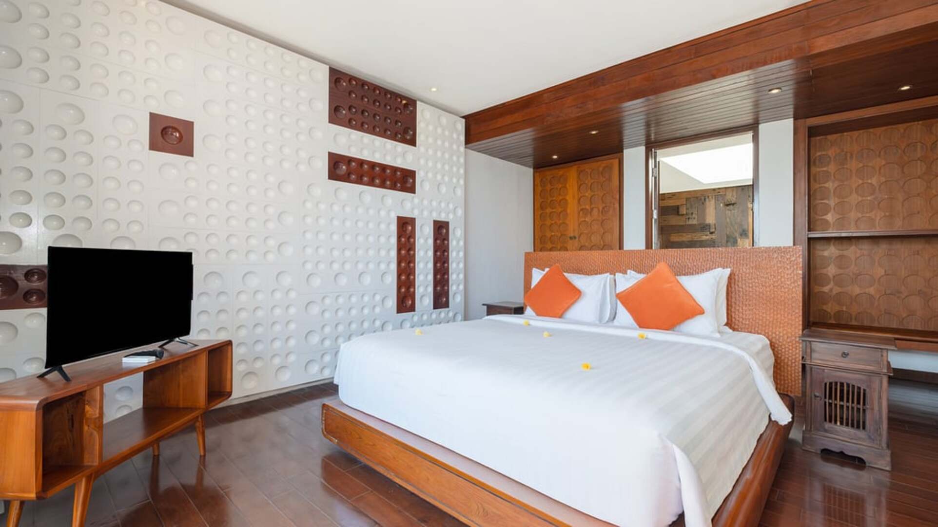 5 Star The Chand’s Two – Beachfront Serenity Escape