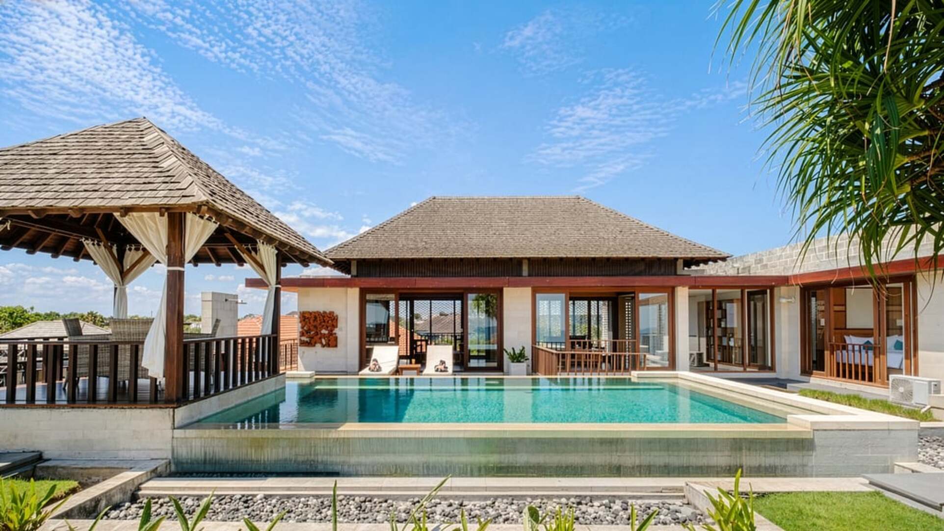5 Star The Chand’s Three – Elevated Beachfront Escape