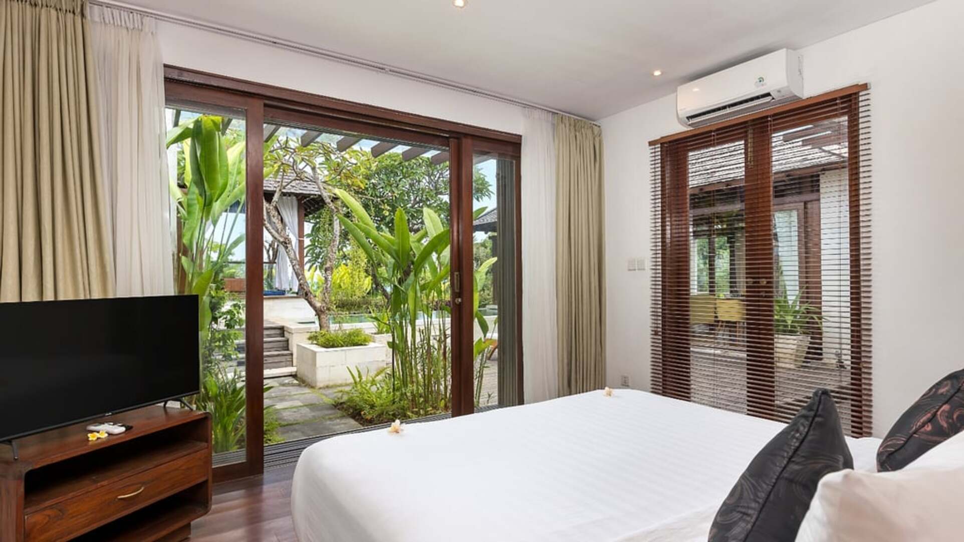 5 Star The Chand’s Two – Tropical Beachfront Haven