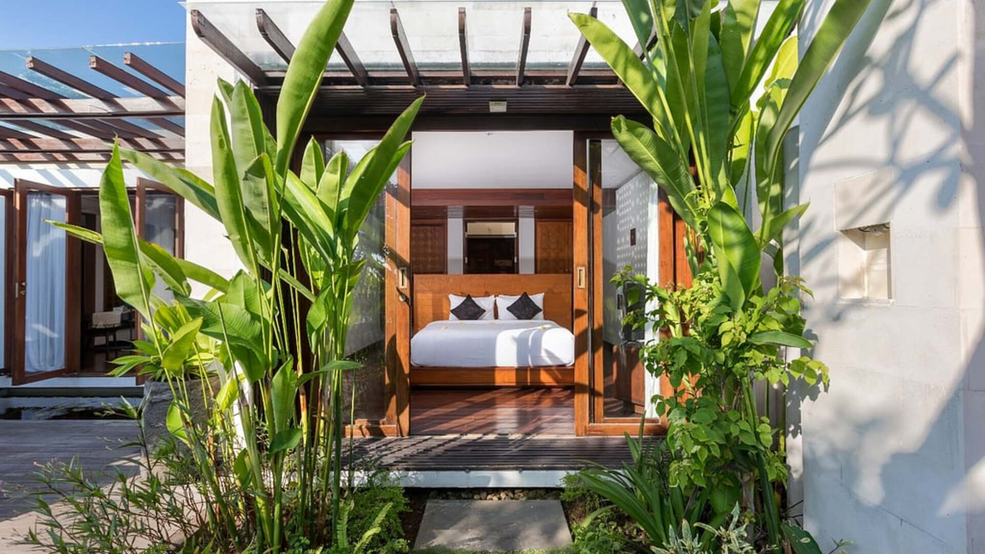 5 Star The Chand’s Two – Tropical Beachfront Haven