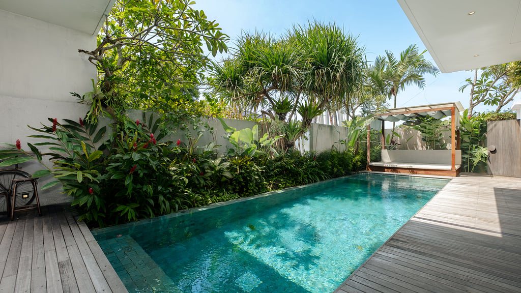 5 Star Swan Villa R – Boho Garden Escape
