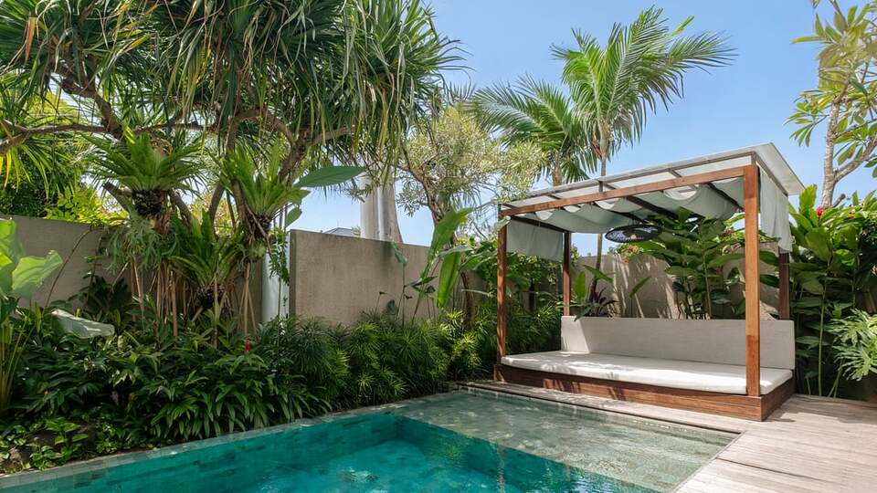 5 Star Swan Villa R – Boho Garden Escape