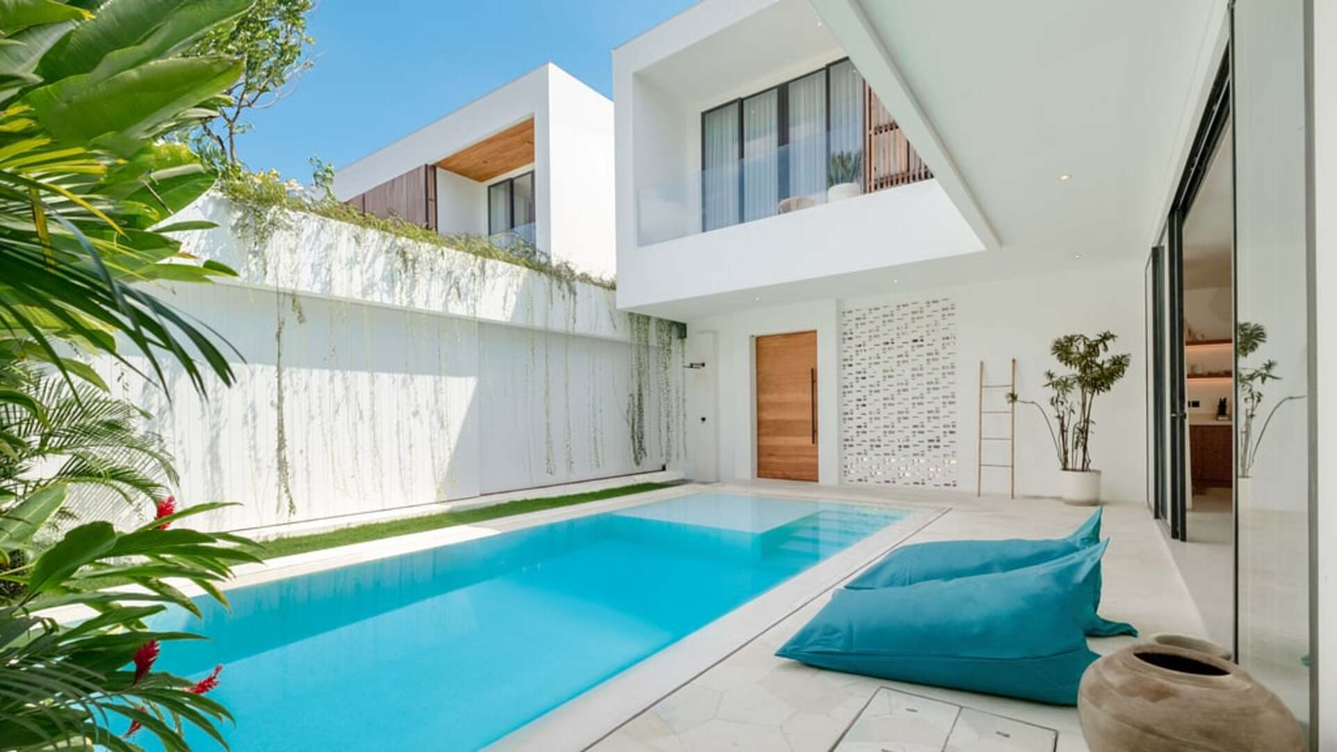 5 Star Villa Loona Palm Villa 2 - Contemporary Tropical Escape