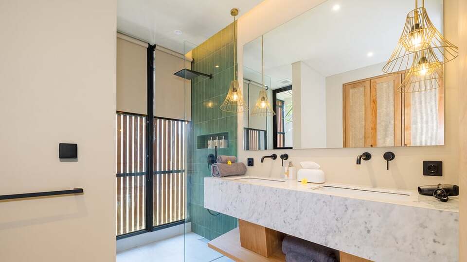 5 Star Loona Palm Seseh 1 - Contemporary Coastal Retreat