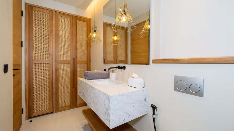 5 Star Loona Palm Seseh 2 - Modern Coastal Escape
