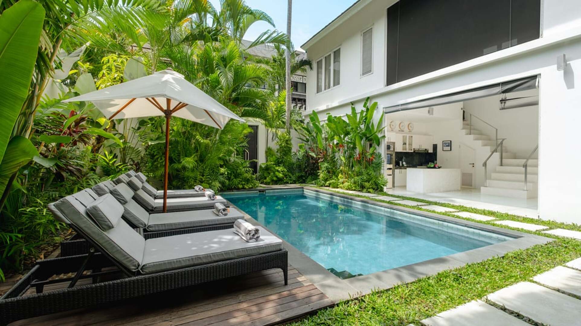 5 Star Villa Merta Sari 10 - Tropical Seminyak Retreat