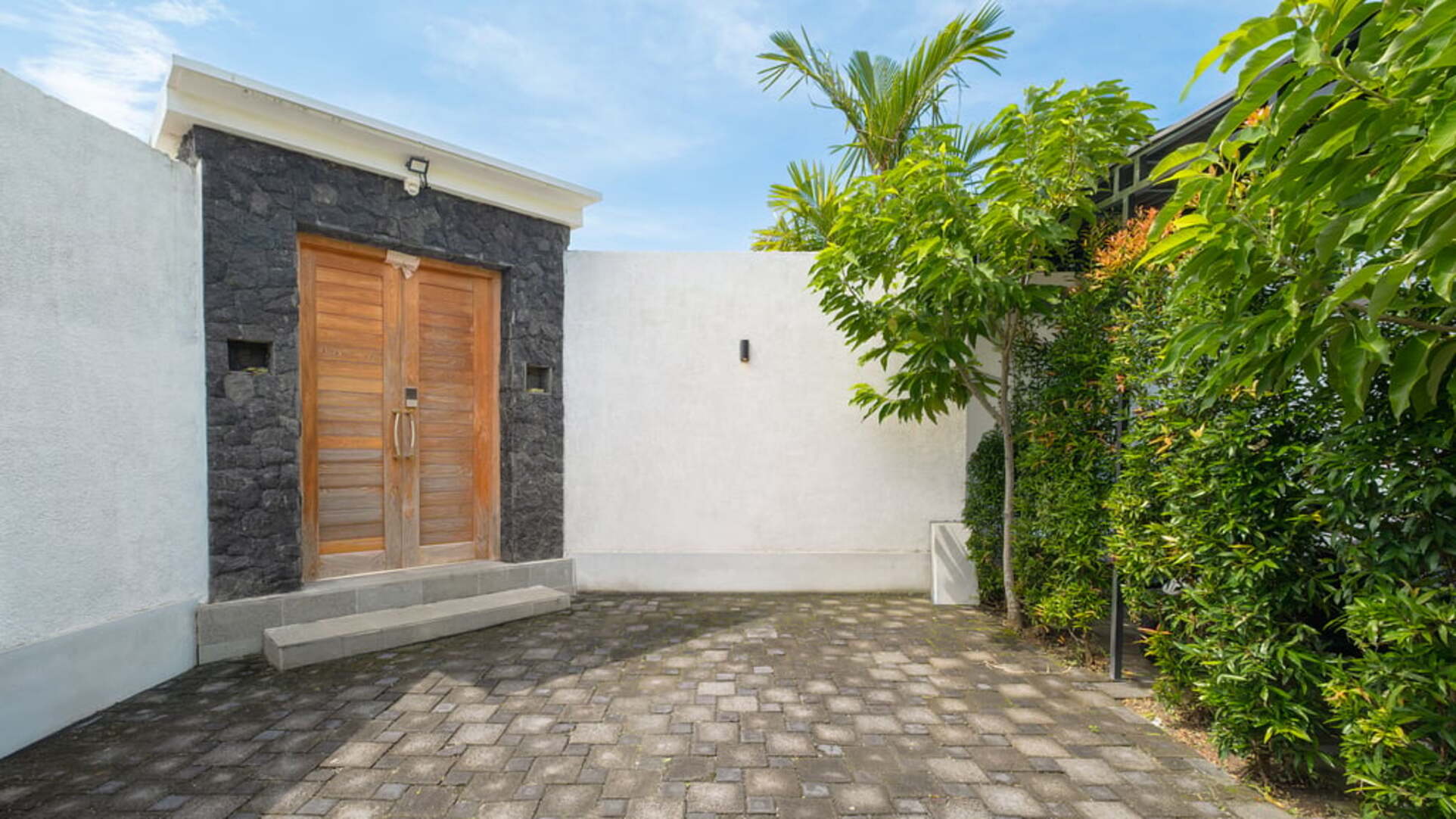 5 Star Villa Kuwait - Contemporary Tropical Escape