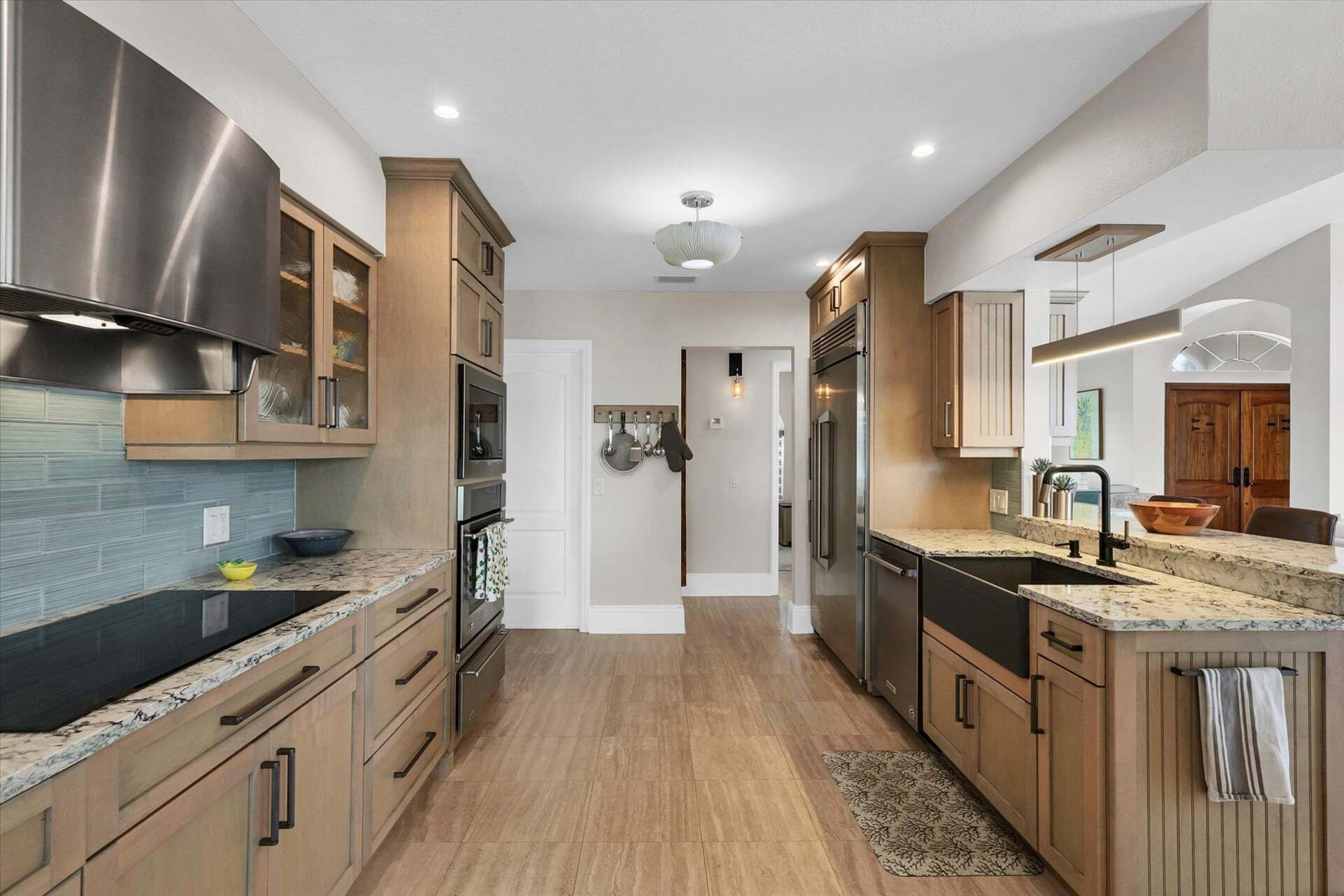 Beautiful, bright, fully-equipped kitchen