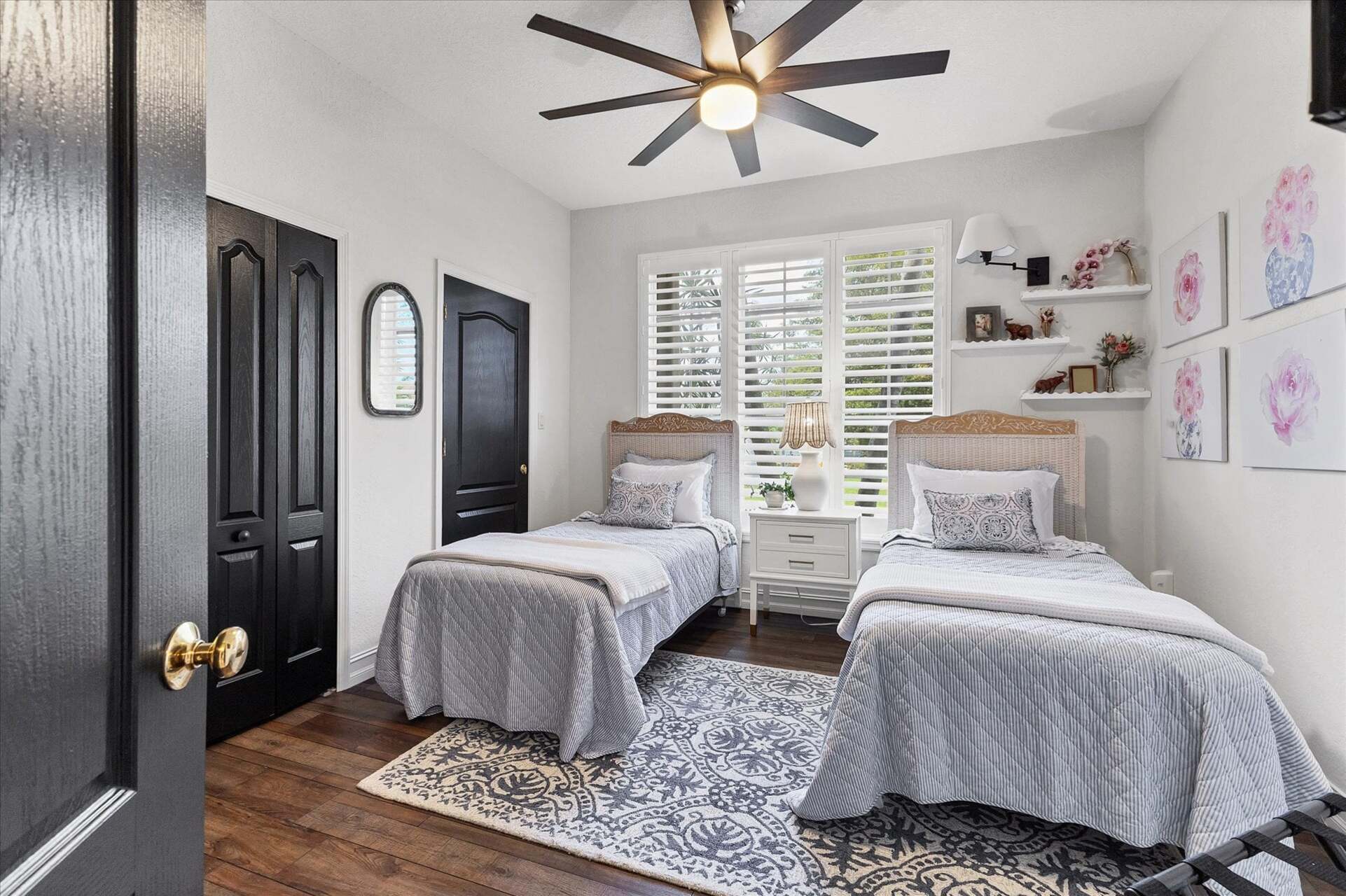 Guest bedroom with Two Twin Beds and 43-inch Smart TV