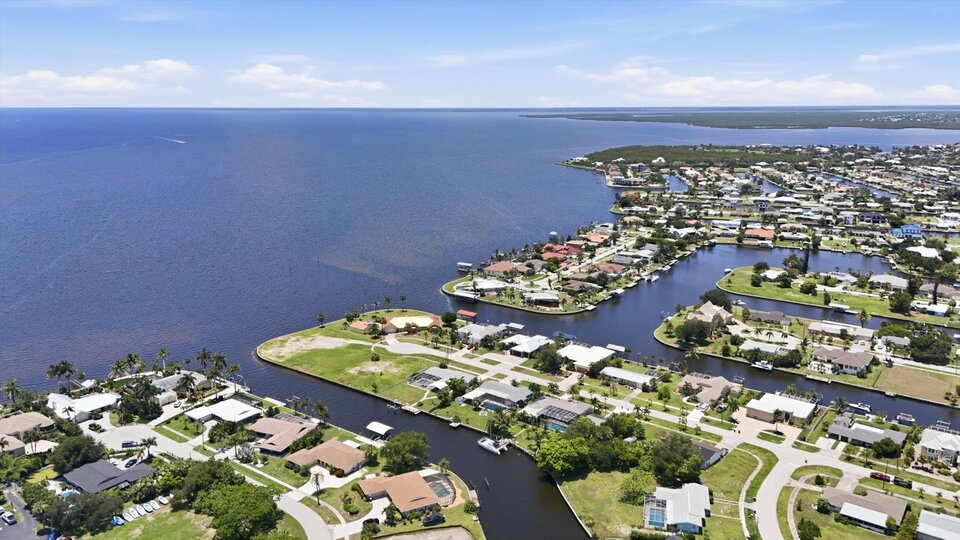 Beautiful 2 bedroom, 2 bathroom waterfront home with private pool in Port Charlotte