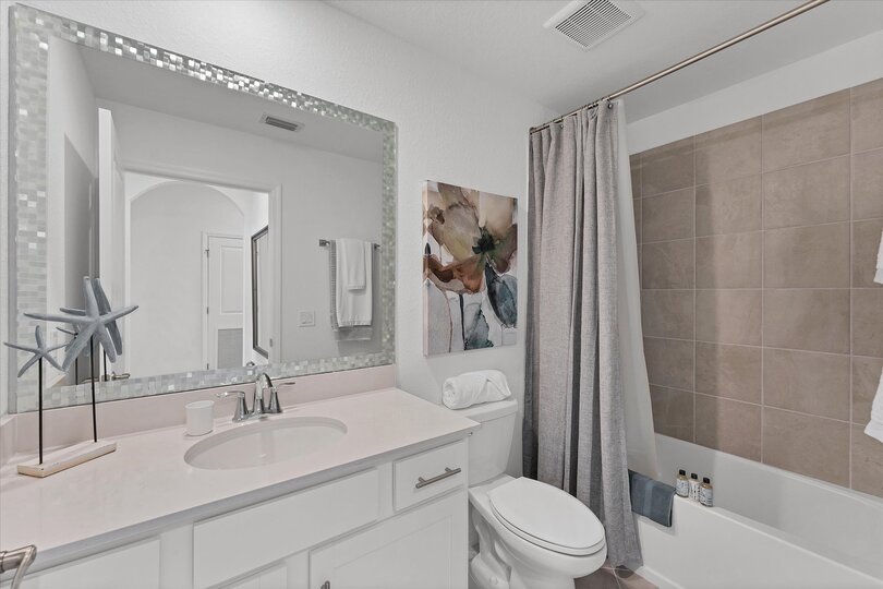 Guest bathroom with shower/tub combo