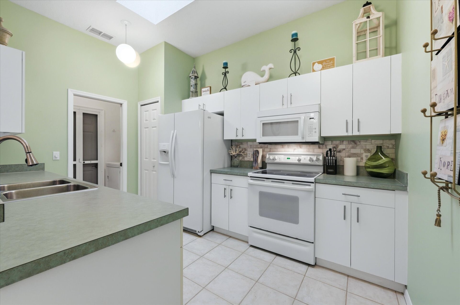 Bright, fully-equipped kitchen